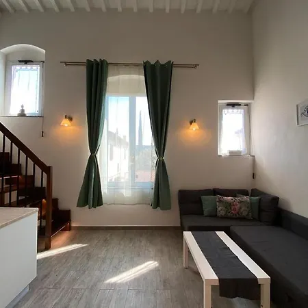 Airport Apartment *